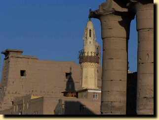 Prsence d'une mosque au dessus des constructions antiques de Louxor.